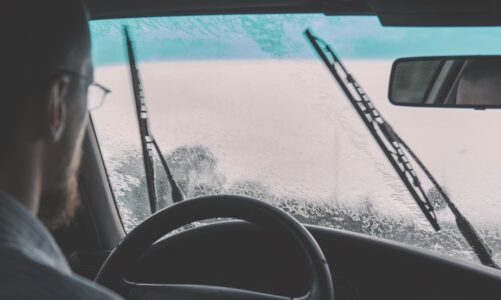 Wycieraczki samochodowe – Twoje niezawodne wsparcie w walce z deszczem i brudem